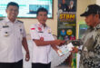 Ketua RT memegang HP bantuan program digitalisasi desa Margasari